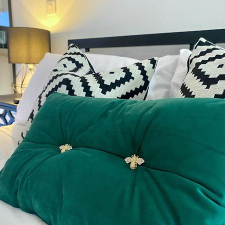 Stylish Studio Apartment In Centre Of Сейнт Клиърс Екстериор снимка