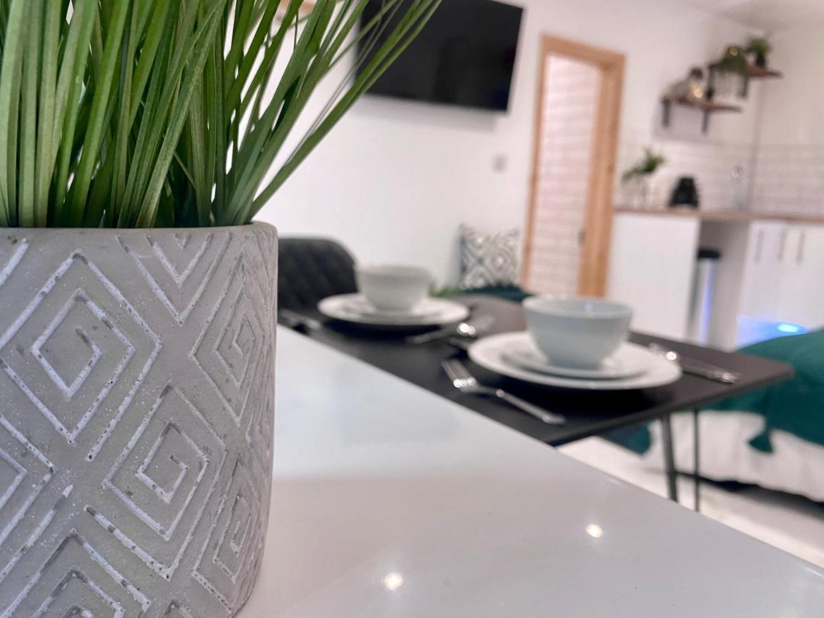 Stylish Studio Apartment In Centre Of Сейнт Клиърс Екстериор снимка