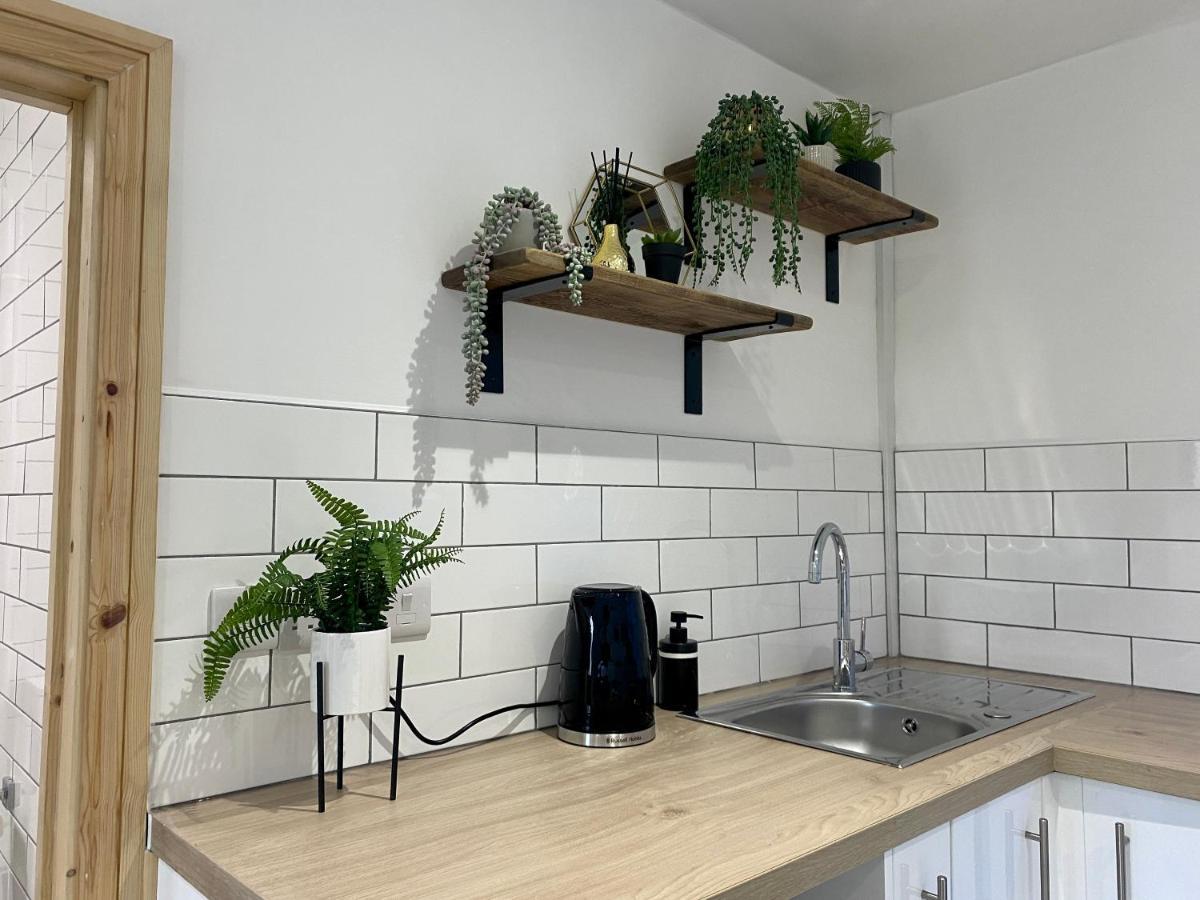 Stylish Studio Apartment In Centre Of Сейнт Клиърс Екстериор снимка